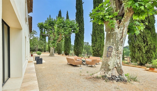 Exceptional bastide renovated in contemporary style

Set in its 7 hectares of parkland, th