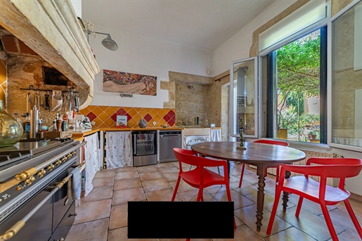 This authentic 252 m2 Maison de Maitre in the village of Beauvoisin, 18 km from Nimes and 30 minutes