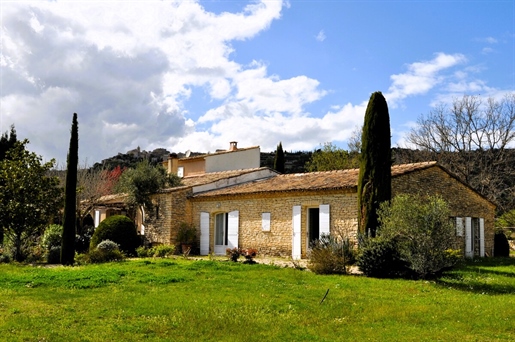 This beautiful property is set in a captivating environment just a five-minute drive from Gordes, on
