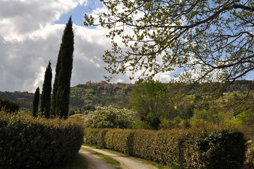 This beautiful property is set in a captivating environment just a five-minute drive from Gordes, on