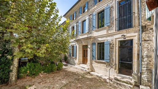 C’est une opportunité fantastique, en plein cœur du village médiéval de Boulbon, d’acheter