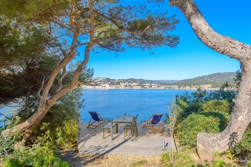 Located in the sought-after Beaucours district of Sanary sur Mer, this beautiful 300m2 waterfront pr
