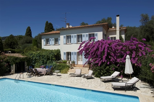 Charming and lovely bastide located in a peaceful area which offers approximately 270 m2 and faces s