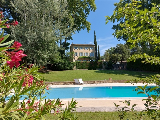 A beautiful and rare 18th century bastide tucked away in the beautiful countryside of the South Lube