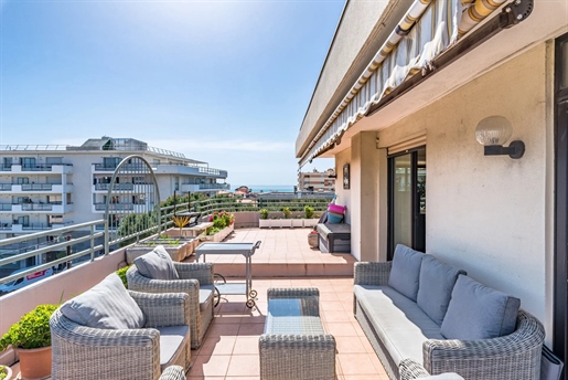 Perfectly situated in the coveted coastal district, nestled between Le Cros de Cagnes and the Hippod