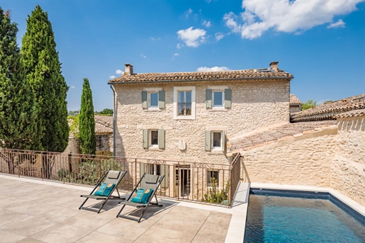 In one of the hamlets of Gordes, magnificent 17th century house restored with taste and authenticity