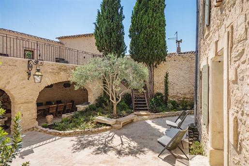 In one of the hamlets of Gordes, magnificent 17th century house restored with taste and authenticity