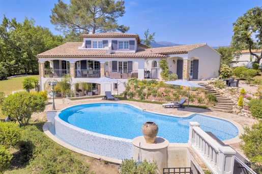 Splendid property situated in a quiet residential area, beautiful villa with an open view and south-