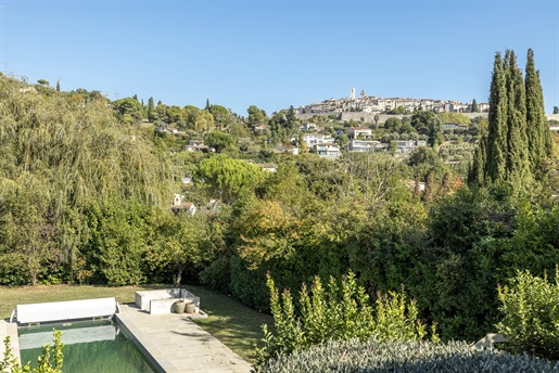 Located in a quiet, dominant position, with a beautiful view onto the village of Saint-Paul-de-Vence