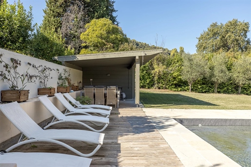 Gelegen op een rustige, dominante positie, met een prachtig uitzicht op het dorp Saint-Paul-de-Vence