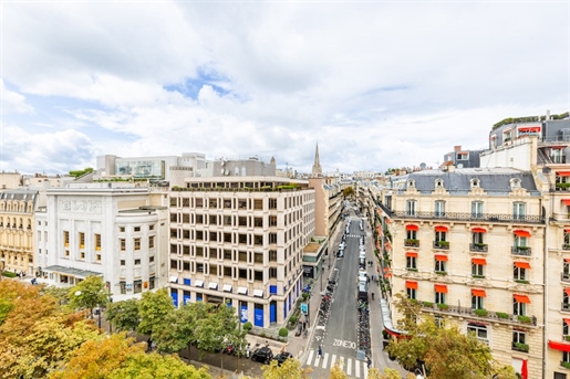 Paris 8th - Apartment full of light, exceptional location on Avenue Montaigne opposite the Plaza Ath
