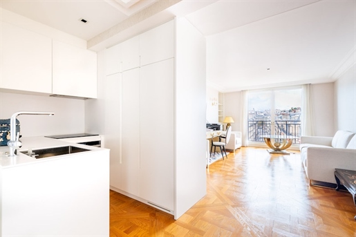 Paris 8th - Apartment full of light, exceptional location on Avenue Montaigne opposite the Plaza Ath