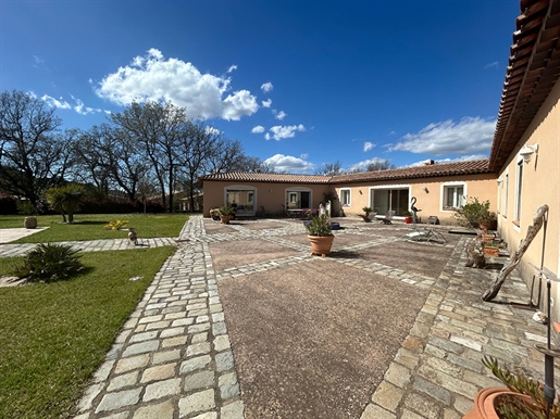 Entdecken Sie dieses schöne Einfamilienhaus mit einer beeindruckenden Auffahrt, 15 km von Aix en Pr