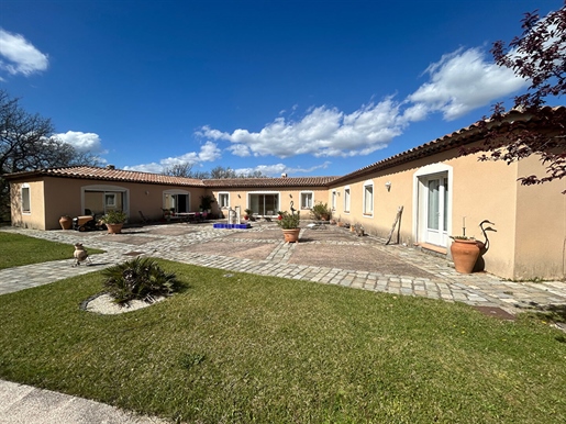 Entdecken Sie dieses schöne Einfamilienhaus mit einer beeindruckenden Auffahrt, 15 km von Aix en Pr