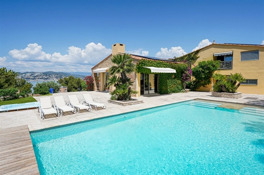 Sanary-Sur-Mer, a few steps from a superb beach and not far from the port in a sought-after resident