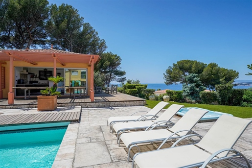 Sanary-Sur-Mer, a few steps from a superb beach and not far from the port in a sought-after resident