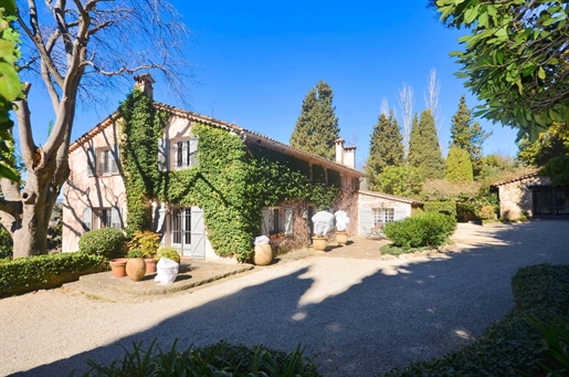Grasse : situated in a residential neighborhood, beautiful mas with an open view, composed of : entr