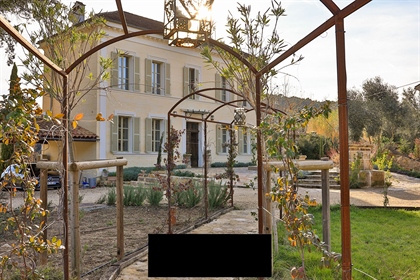 In the heart of Provence, this exceptional estate is composed of three independent houses. 500 m2 of