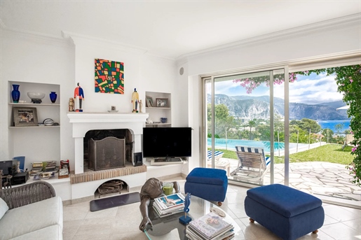 Located in the highly sought-after St Jean Cap Ferrat area, in absolute calm, this 182 m2 villa come