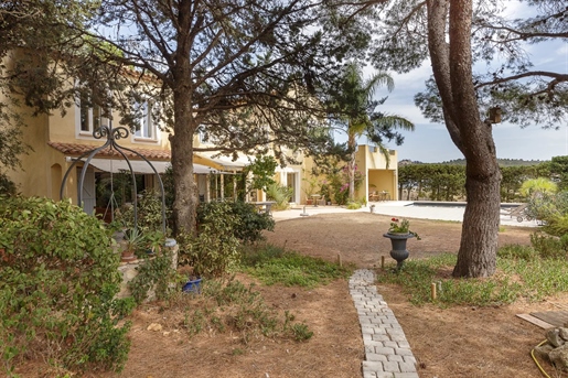 In a unique setting, this villa located on the banks of the Peyriac-de-mer lagoon, offers sublime vi