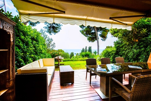 Lovely villa, ideal for a second home, located in Eze, in a well-maintained residence with swimming