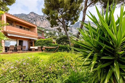 Lovely villa, ideal for a second home, located in Eze, in a well-maintained residence with swimming