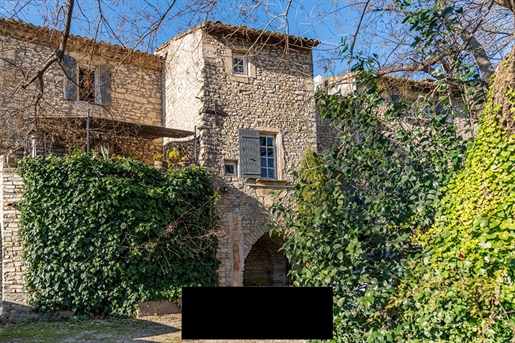 Very quietly located in the heart of a typical village less than 10 km south of Nimes, here is a cha