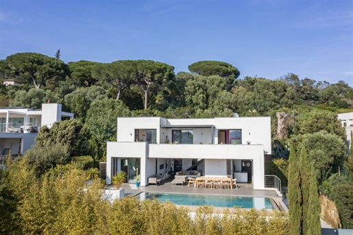 Magnificent contemporary style villa in Cavalaire. 

Ideally located 750 meters from the c