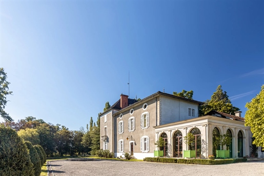 Beautiful residence in a countryside setting, built on a 4.3 hectares (around 10 acres) of land.