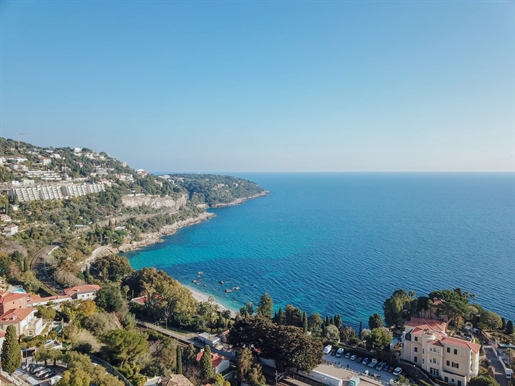 In the immediate vicinity of Monaco, in the heart of a domain of approximately 12,758 m2, overlookin