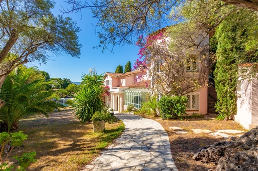 Pretty Provencal house in a quiet location, full of potential! 

The property stands on a