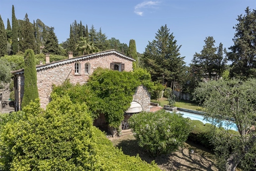 This charming old stone bastide offers all the charm of the old Provencal houses with its delightful