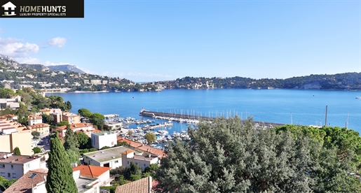 Ideally located close to the port, shops and the beach, magnificent property consisting of a main vi