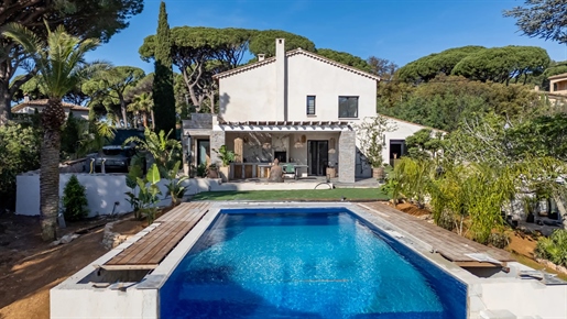 Quiet and only 5 minutes walk from the beaches, renovated villa with beautiful features.


