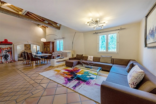 Close to the villages of Entraigues and Ved&egrave ne, this farmhouse is ideally situated in the hea