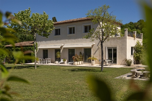 Deze prachtige neo-Proven&iacute &cedil al-stijl villa beschikt over ongeveer 250 m2 woonoppervlak.
