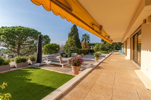 Juan les Pins - Beautiful apartment of 122 m2 on the ground floor, located in a residence with swimm