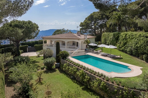 This prestigious villa, located in the popular California district, offers a breathtaking view of th