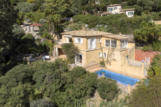 Gelegen op de top van de heuvels, met uitzicht op de baai van Cavalaire-sur-Mer, prachtige villa ge