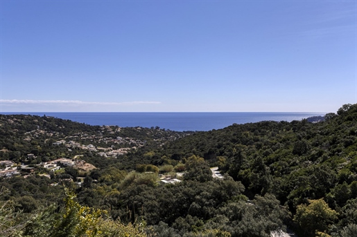 Das Hotel liegt auf der Spitze der Hügel, mit Blick auf die Bucht von Cavalaire-sur-Mer, schöne Vil