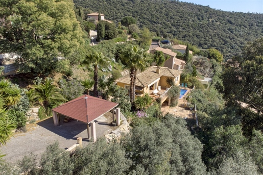 Gelegen op de top van de heuvels, met uitzicht op de baai van Cavalaire-sur-Mer, prachtige villa ge