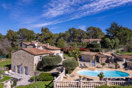 Peymeinade, belle et charmante maison en pierre d’environ 185m2 bénéficiant d’une vue dégagée sur l