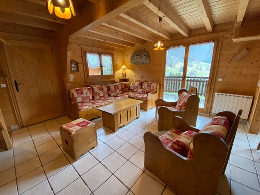 Ce magnifique chalet est paisiblement niché dans un écrin de verdure entre les Saisies