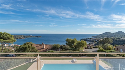 Located in a secure estate, this 250 m2 villa boasts a fantastic 180 degree sea view over the bay of