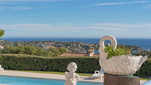 Located in a secure estate, this 250 m2 villa boasts a fantastic 180 degree sea view over the bay of