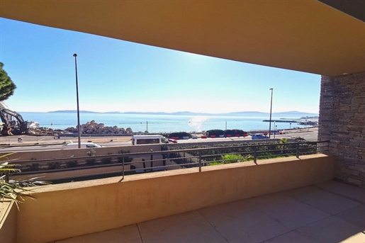 Ideally located on the seafront, magnificent new apartment of 180 m2 nestled on the 1st and top floo