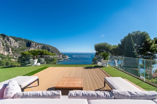 Deze betoverende villa ligt te midden van rustige mediterrane wijngaarden en onthult een adembeneme