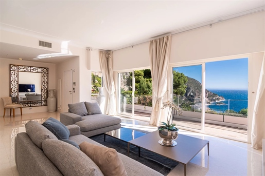 Nichée au milieu des paisibles vignobles méditerranéens, cette charmante villa dévoile un panorami 