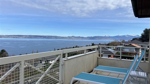 In the immediate vicinity of the Evian golf course, discover this duplex apartment of 219.40 m2 with