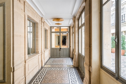Period elegance personified in this spectacular apartment in the sought-after Paris 6th arrondisseme